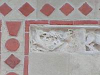Lyon, Abbaye d'Ainay, Clocher-Porche, Plaques sculptees, Oiseau (2)